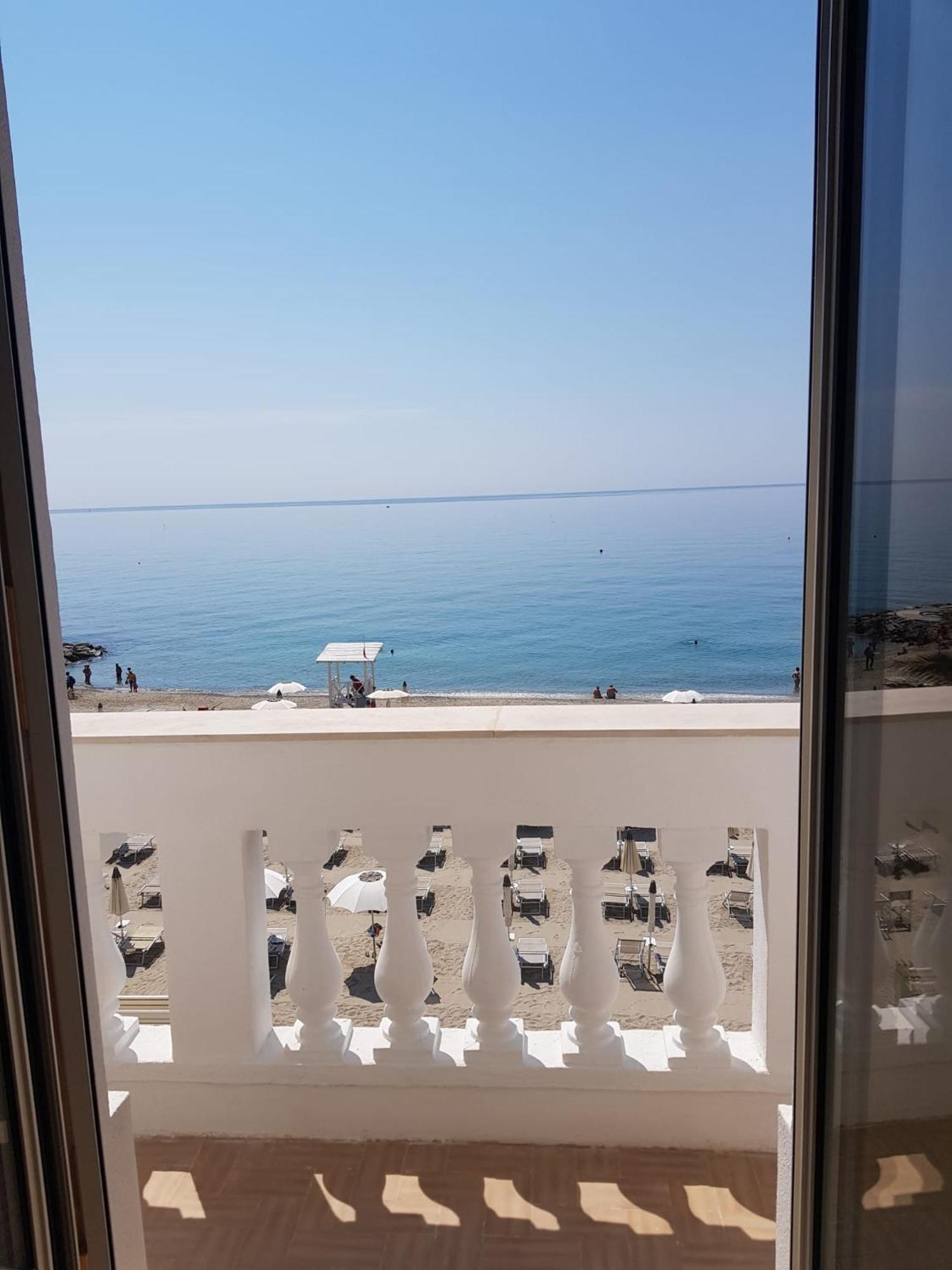 Blu Sea Apartments Pietra Ligure Extérieur photo